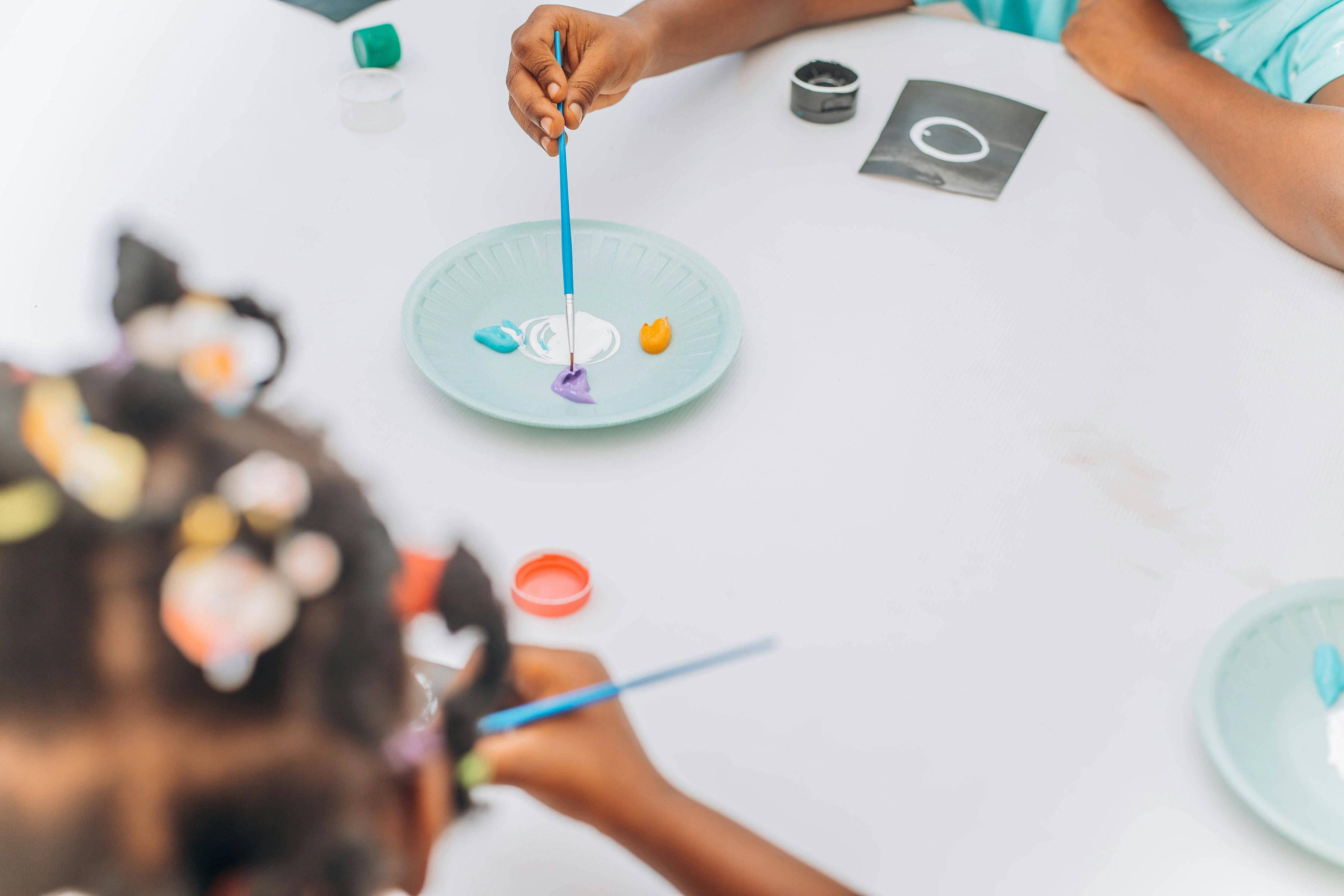 Bambini seduti al tavolo durante un laboratorio creativo