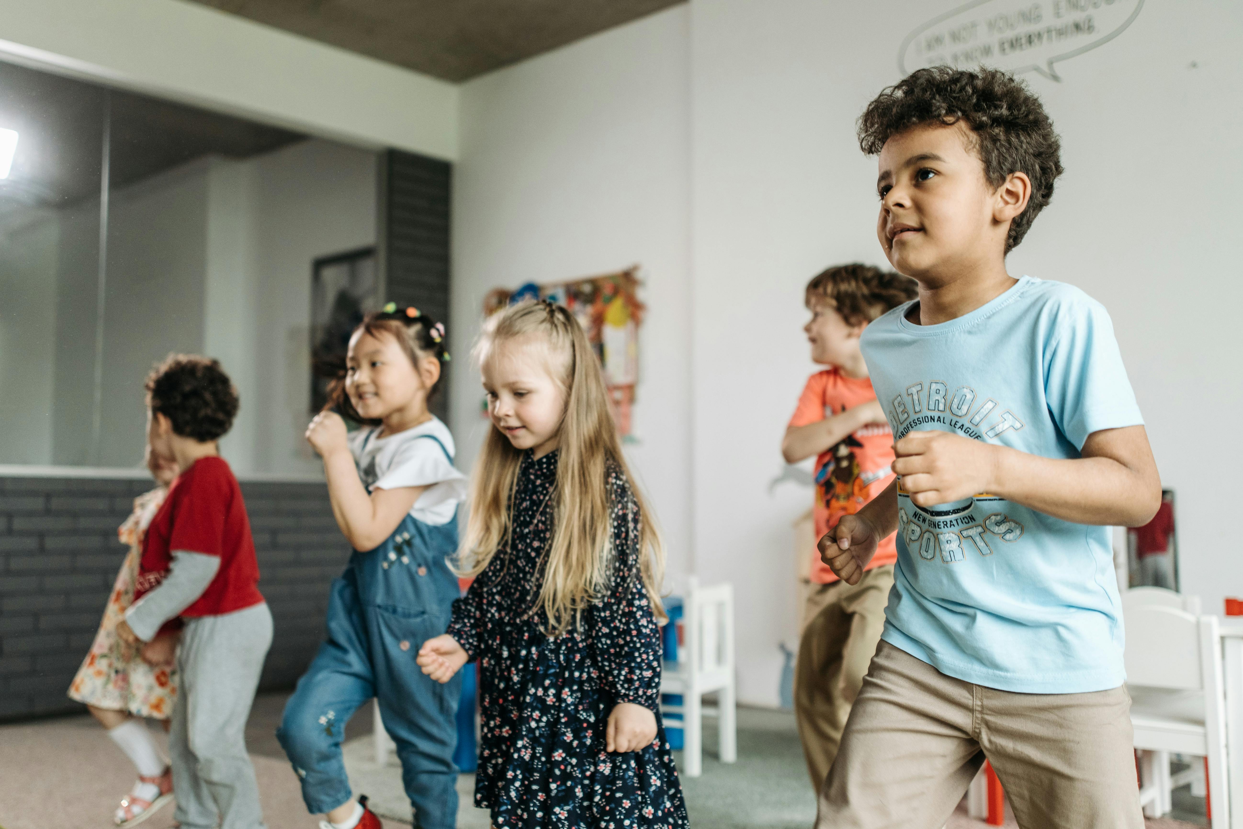 Bambini che ballano insieme durante una festa