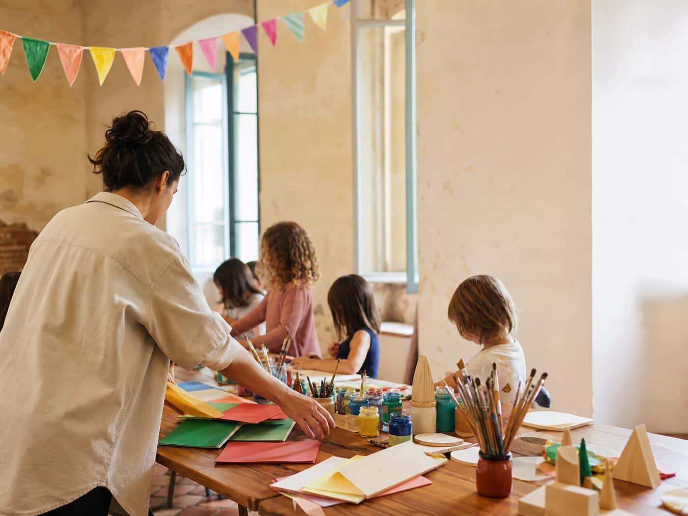 Immagine illustrativa di un laboratorio creativo con materiali colorati