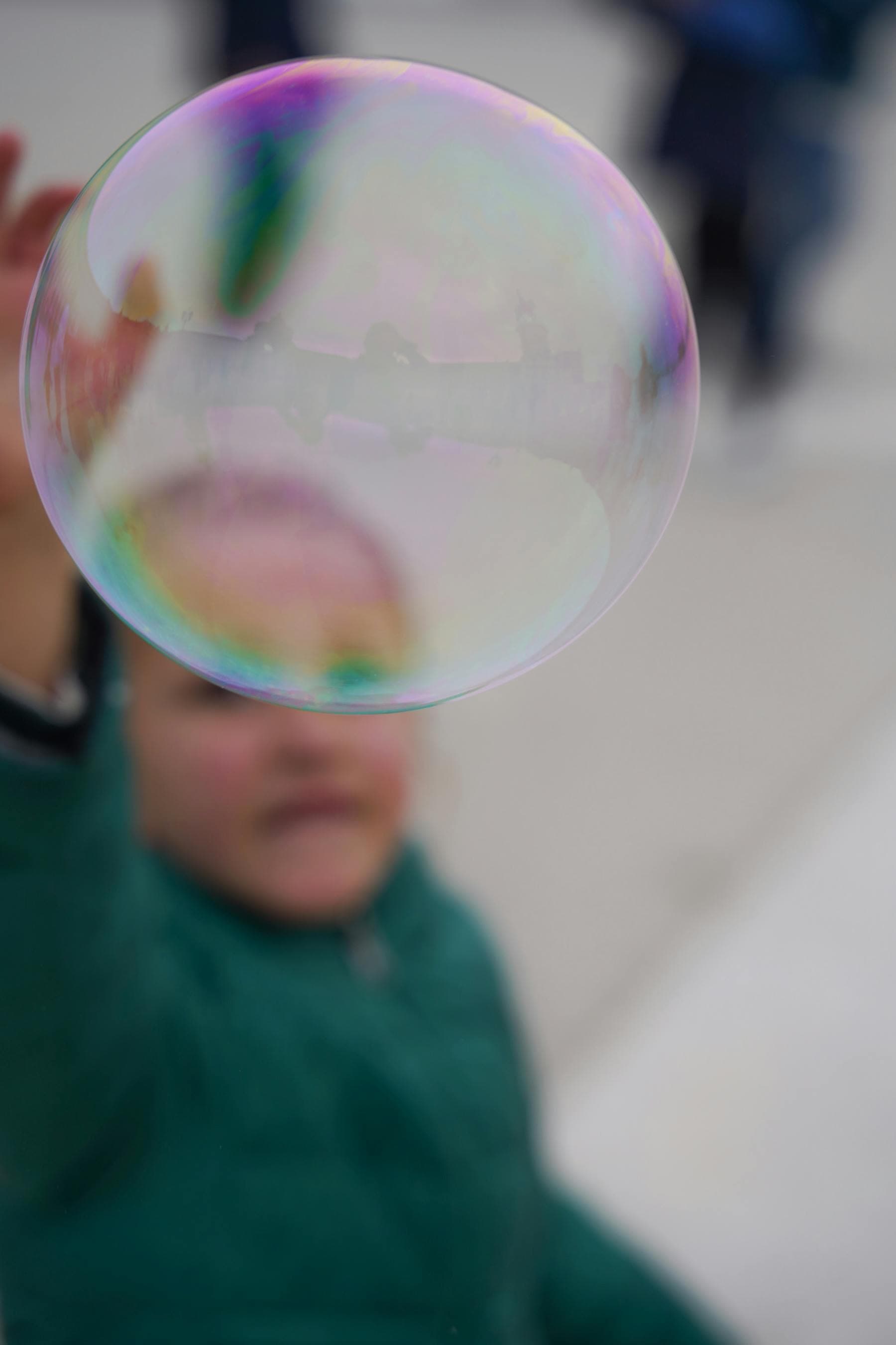 Bambina che gioca con bolle durante una festa