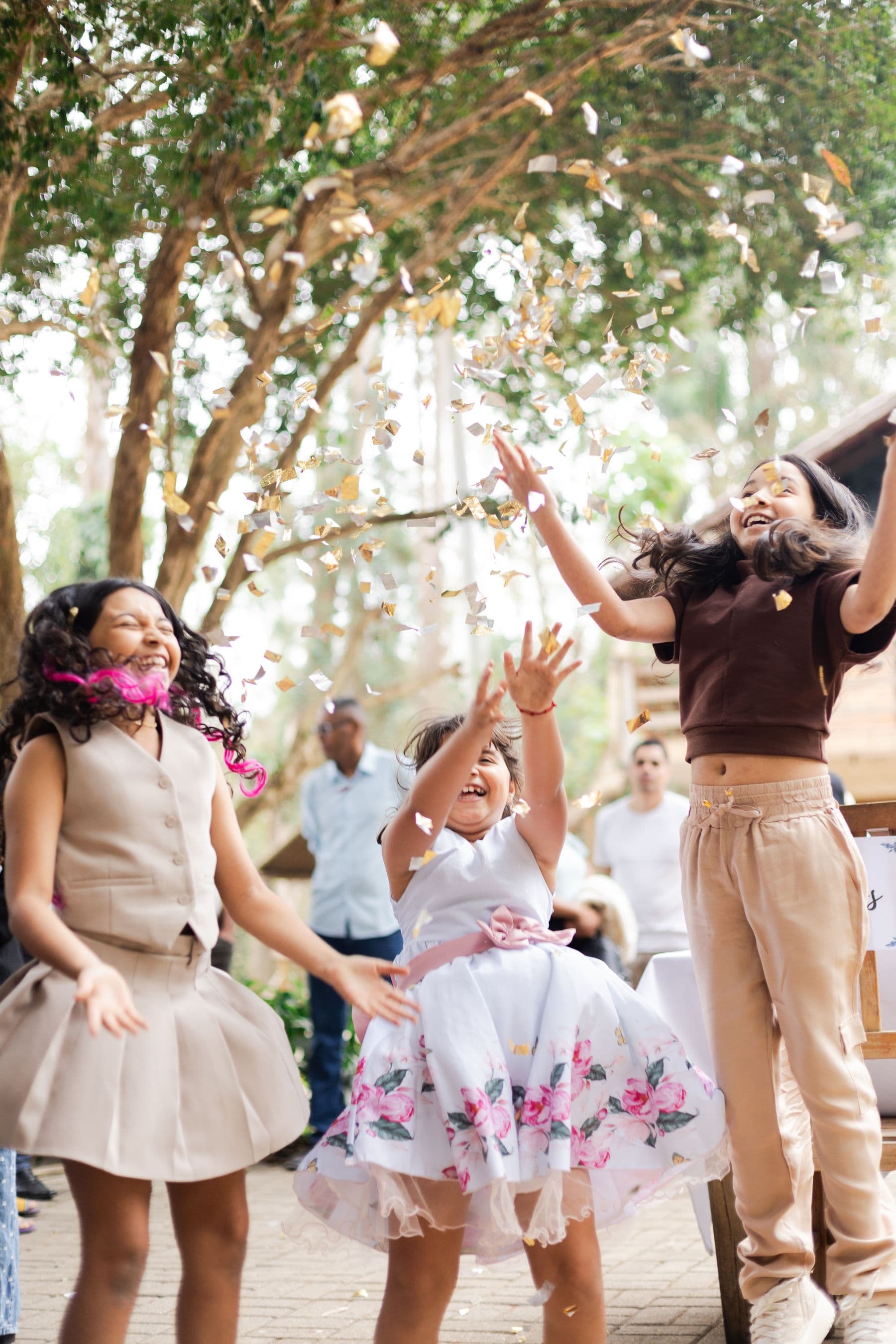 Bambini che festeggiano durante un ricevimento di matrimonio